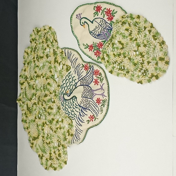 Vintage handmade crochet tatted embroidered peacocks - Picture 1 of 6